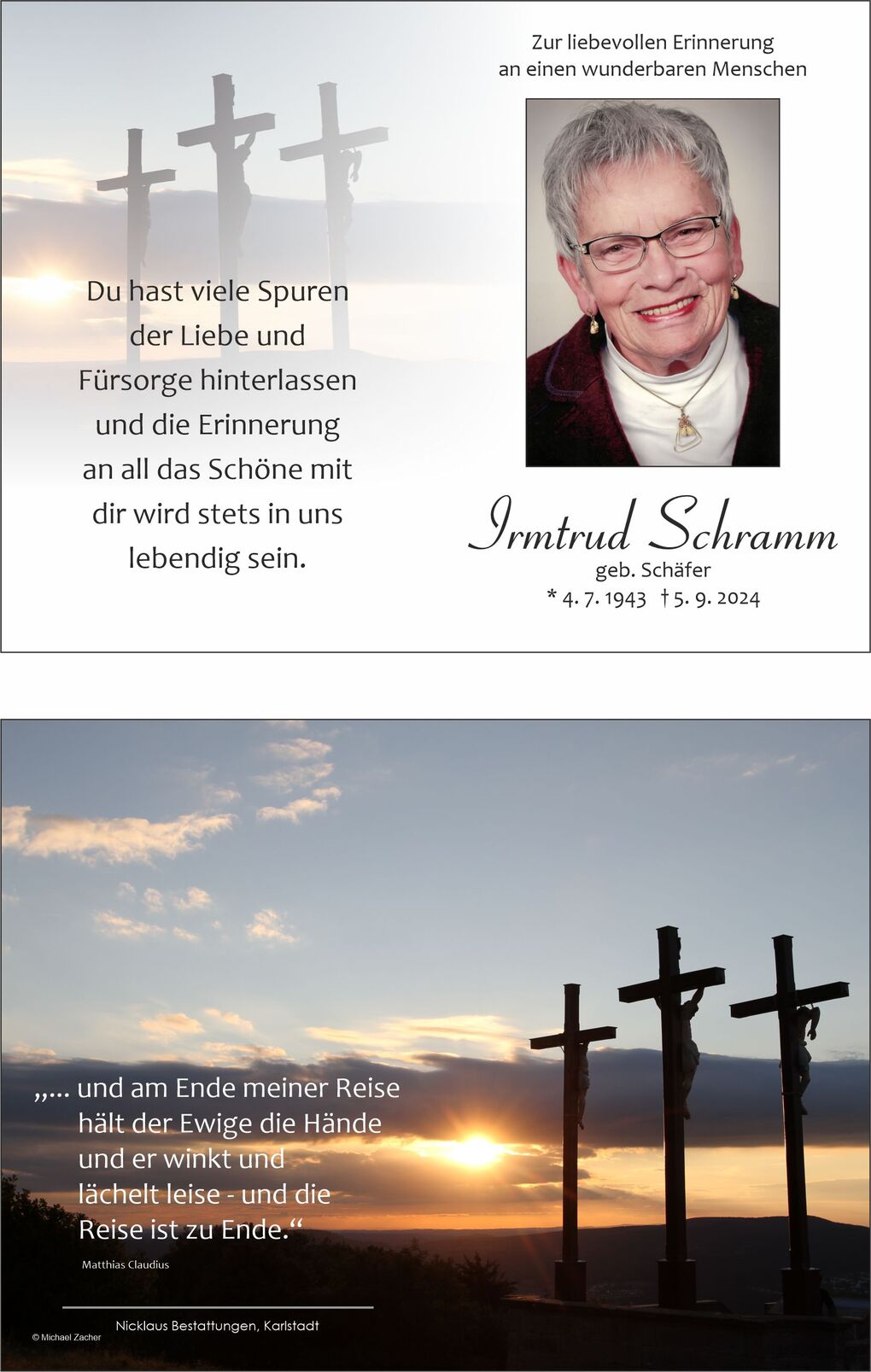 Gedenkblatt mit Foto einer l&auml;chelnden Frau und drei h&ouml;lzernen Kreuzen vor einem Sonnenuntergang.