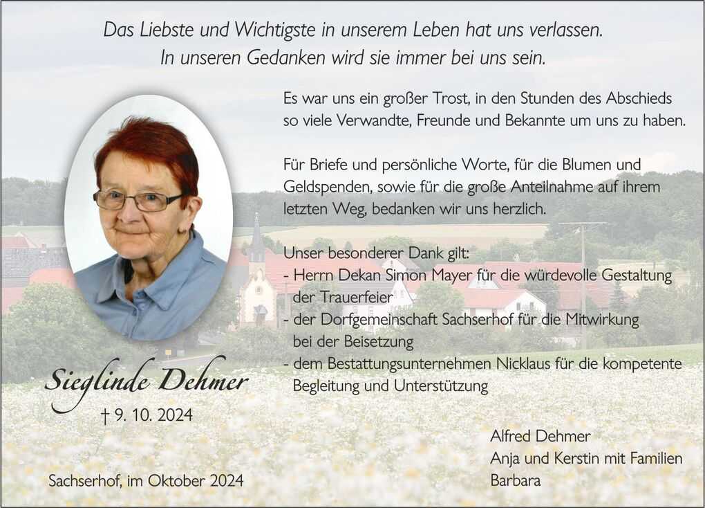 Gedenkkarte mit einem Foto von Sieglinde Dehmer und Dankesworten zu ihrer Beerdigung, im Hintergrund eine l&auml;ndliche Szenerie.