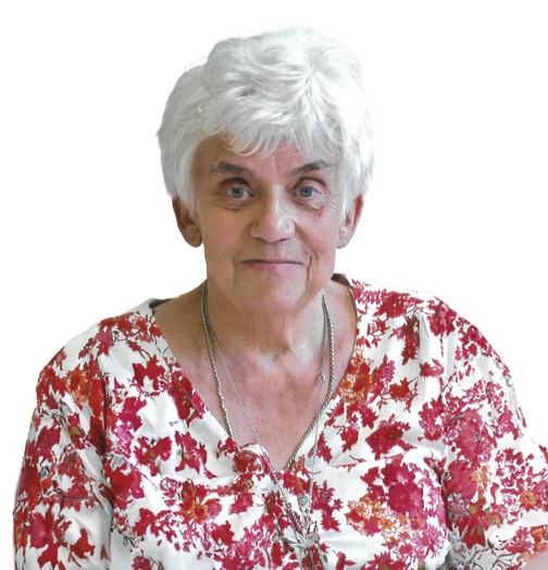 &Auml;ltere Frau mit kurzen, wei&szlig;en Haaren und bl&uuml;hendem, rot-wei&szlig;en Oberteil, freundlich in die Kamera blickend.