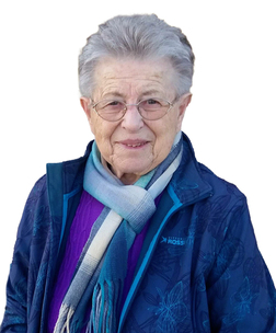 Portr&auml;t einer &auml;lteren Frau mit kurzer grauer Frisur, Brille und blauem Schal, l&auml;chelnd in blauer Jacke.