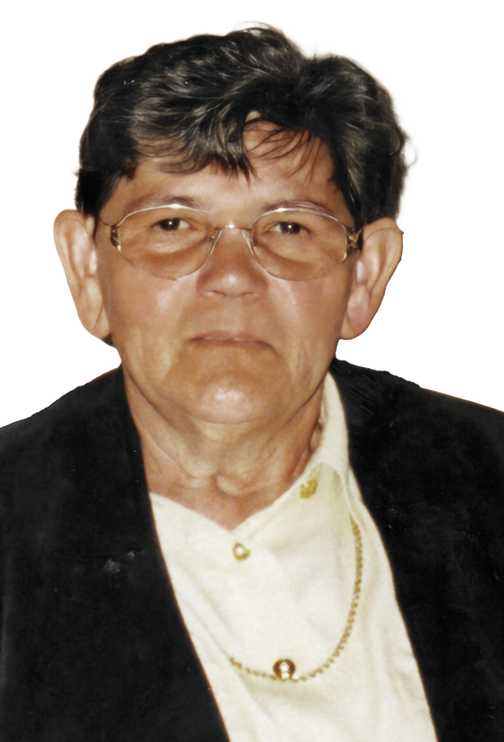 Portr&auml;t einer &auml;lteren Person mit Brille, dunklem Oberteil und heller Bluse, auf neutralem Hintergrund.