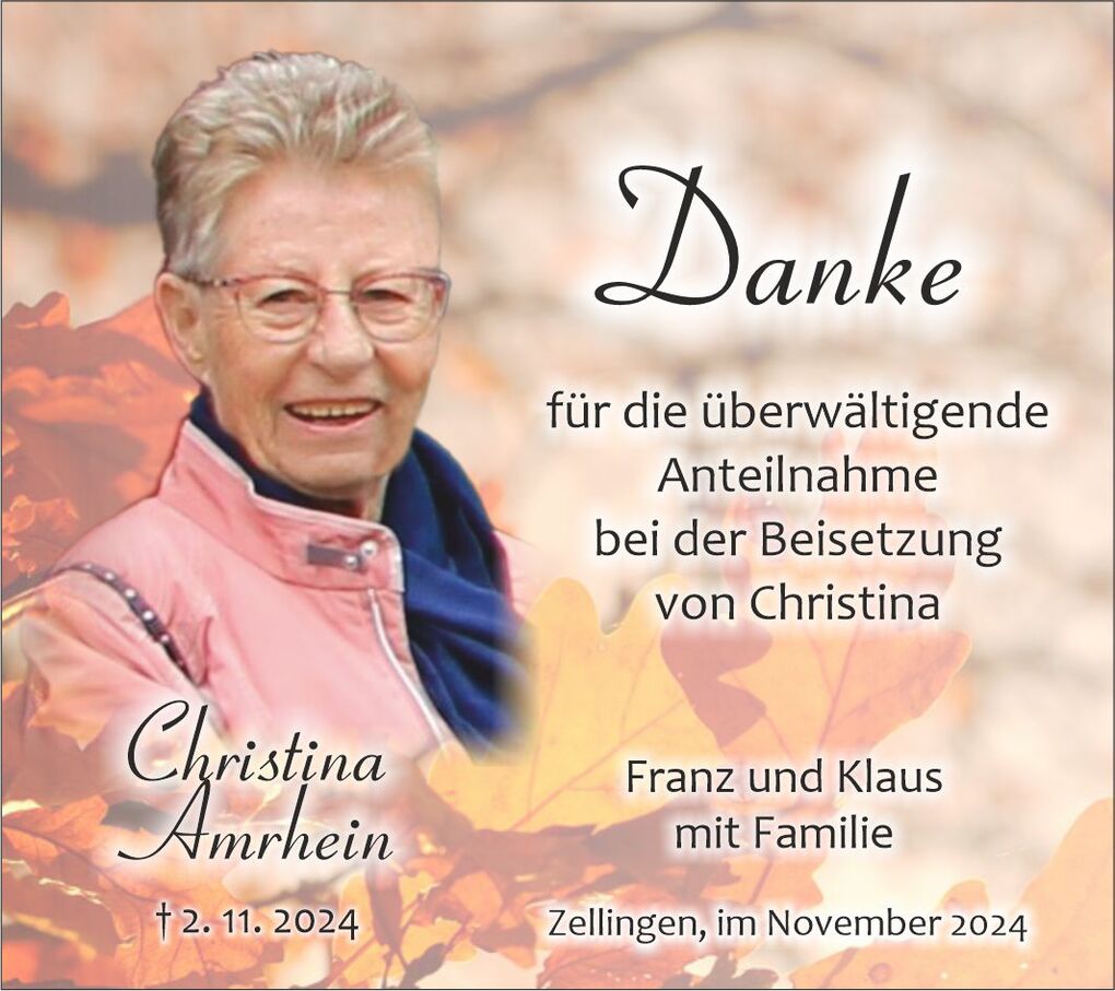 Danke-Karte mit Foto einer &auml;lteren Frau, umgeben von Herbstbl&auml;ttern, textlich gewidmet an Freunde und Familie.
