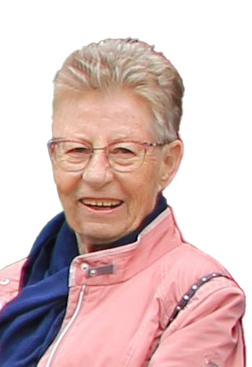 Portr&auml;t einer l&auml;chelnden &auml;lteren Frau mit kurzen, blonden Haaren, in rosa Jacke und blauer Bluse.