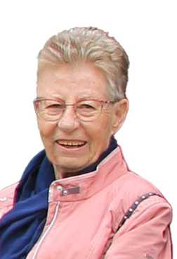 Portr&auml;t einer l&auml;chelnden &auml;lteren Frau mit kurzen, blonden Haaren, in rosa Jacke und blauer Bluse.
