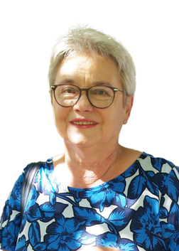 L&auml;chelnde &auml;ltere Frau mit Brille und blauer Bluse mit Blumenmuster auf hellem, einfarbigem Hintergrund.