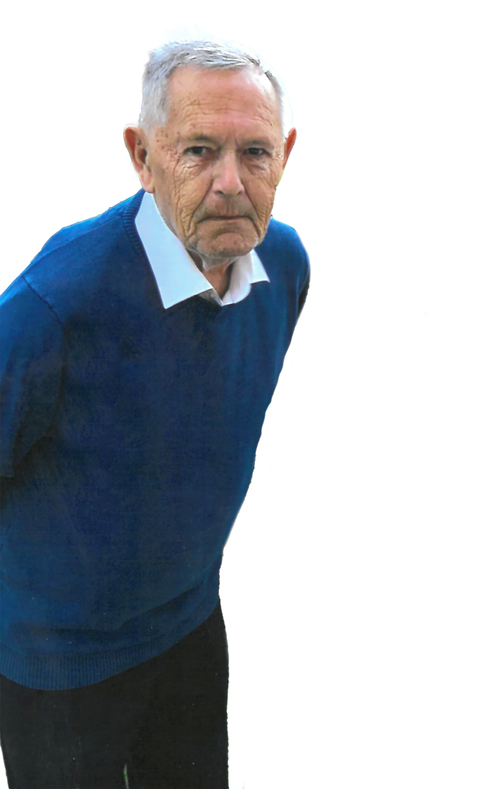 &Auml;lterer Mann mit fahlem Gesicht und grauem Haar in einem blauen Pullover vor einem wei&szlig;en Hintergrund.