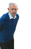 &Auml;lterer Mann mit fahlem Gesicht und grauem Haar in einem blauen Pullover vor einem wei&szlig;en Hintergrund.