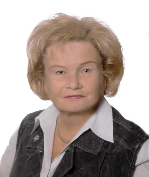 Portr&auml;t einer &auml;lteren Frau mit blonden, lockigen Haaren, die eine dunkle Weste &uuml;ber einem wei&szlig;en Hemd tr&auml;gt.