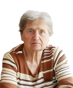 Portrait einer älteren Frau mit kurzen, grauen Haaren und gestreiftem Oberteil, die ernst in die Kamera blickt.