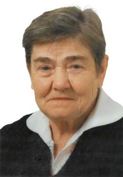 Portrait einer &auml;lteren Frau mit kurzen, grauen Haaren und einem schwarzen Oberteil mit hellblauem Kragen.