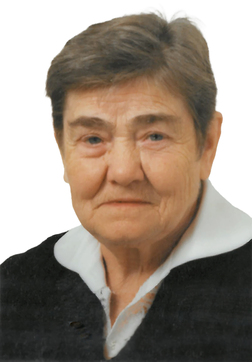 Portrait einer &auml;lteren Frau mit kurzen, grauen Haaren und einem schwarzen Oberteil mit hellblauem Kragen.