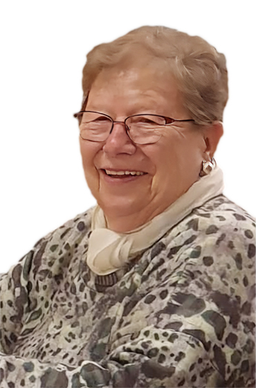 L&auml;chelnde &auml;ltere Frau mit Brille, wearing einem grau-musterierten Pullover und einem wei&szlig;en Schal.