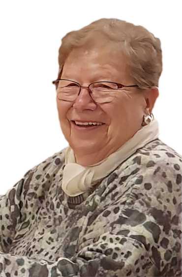 L&auml;chelnde &auml;ltere Frau mit Brille, wearing einem grau-musterierten Pullover und einem wei&szlig;en Schal.
