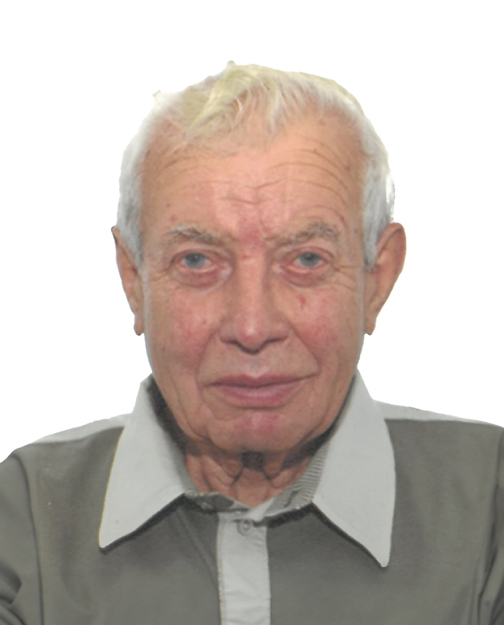 Portr&auml;t eines &auml;lteren Mannes mit grauem Haar und Hemd, der direkt in die Kamera blickt. Hintergrund ist wei&szlig;.