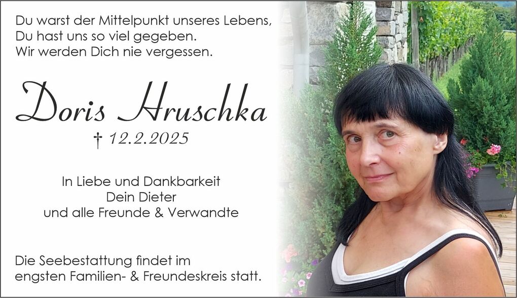 Traueranzeige f&uuml;r Doris Hruschka, mit pers&ouml;nlichen Botschaften und einem Foto von ihr in einem gr&uuml;nen Au&szlig;enbereich.