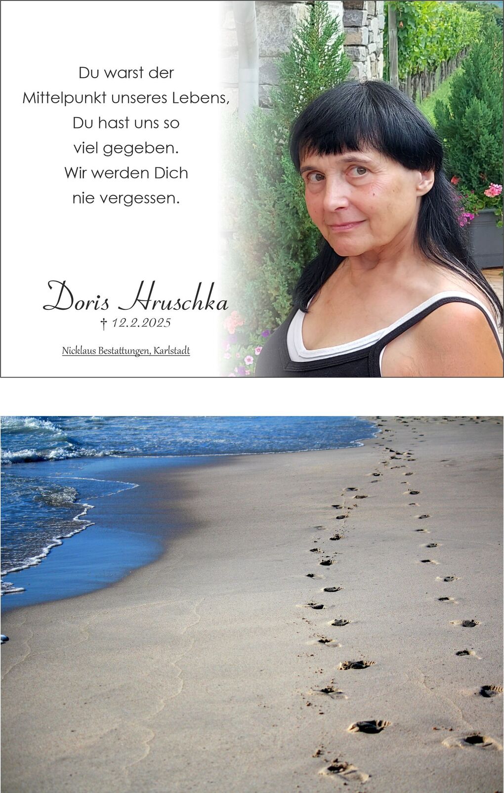 Bildbeschreibung: Erinnerung an Doris Hruschka mit Foto und Gedenkspruch, daneben Sandstrand mit Fu&szlig;abdr&uuml;cken.