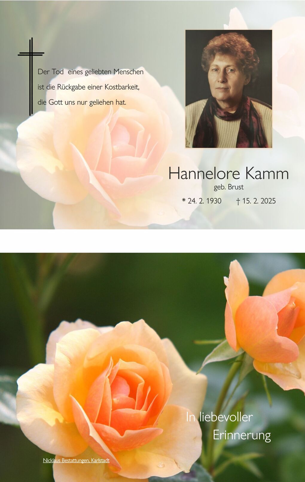 Trauerkarte mit Foto einer Frau und einem zarten, rosa-orangefarbenen Rosenmotiv im Hintergrund.