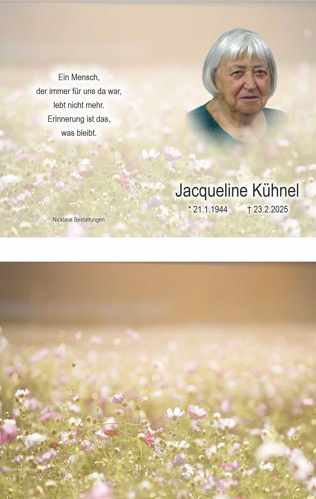 Portr&auml;t einer &auml;lteren Frau vor einem bl&uuml;henden Feld mit Text in sanften Farben, der an die Verstorbene erinnert.