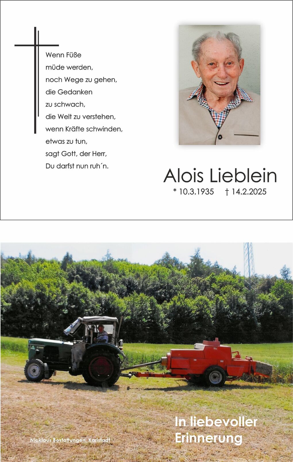 Traktor mit Wagen auf einem Feld, umgeben von B&auml;umen und Wiese; Mann sitzt im Traktor.