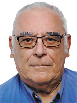 Portr&auml;t eines &auml;lteren Mannes mit Brille und grauen Haaren auf hellem Hintergrund, tr&auml;gt ein blaues Hemd.