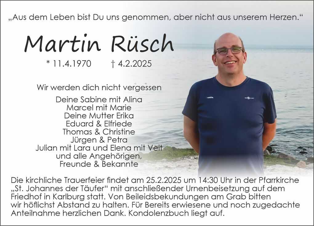 Gedenkbild mit Portr&auml;t von Martin R&uuml;sch am Wasser, umrahmt von Trauertext und Informationen zur Trauerfeier.