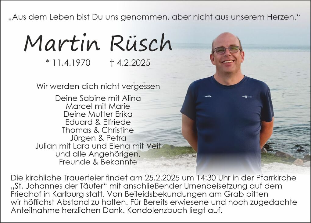 Gedenkbild mit Portr&auml;t von Martin R&uuml;sch am Wasser, umrahmt von Trauertext und Informationen zur Trauerfeier.
