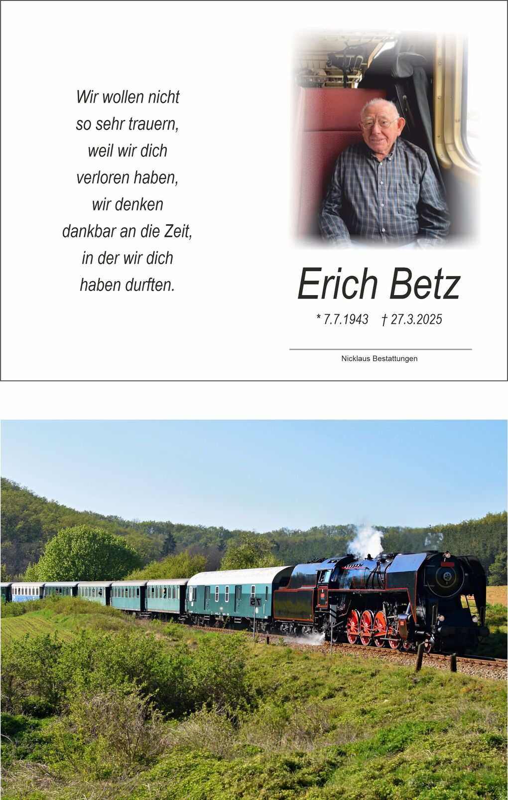 Dampflok f&auml;hrt mit bunten Waggons durch eine gr&uuml;ne Landschaft an einem sonnigen Tag.