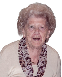 Portr&auml;t einer &auml;lteren Frau mit lockigem Haar, die einen blumigen Schal und ein helles Oberteil tr&auml;gt.