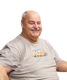 Lächelnder Mann mit Glatze trägt ein graues T-Shirt mit einer bunten Fahrzeugmotivation.