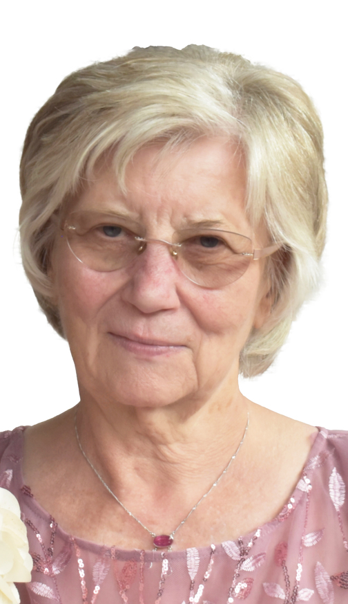 Portrait einer &auml;lteren Frau mit blonden Haaren, Brille und einem eleganten, pinken Kleid mit Schmuck.