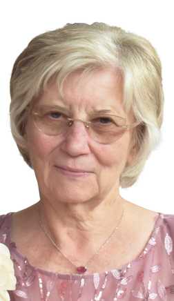 Portrait einer &auml;lteren Frau mit blonden Haaren, Brille und einem eleganten, pinken Kleid mit Schmuck.