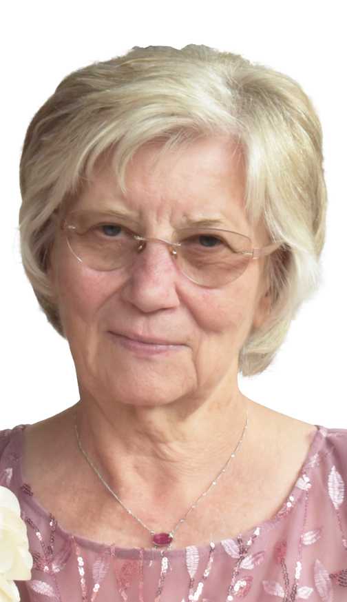 Portrait einer &auml;lteren Frau mit blonden Haaren, Brille und einem eleganten, pinken Kleid mit Schmuck.