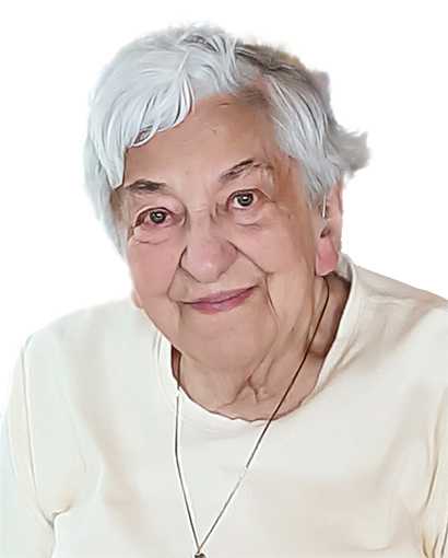 Portr&auml;t einer &auml;lteren Frau mit grauen Haaren, die in einem hellen Oberteil l&auml;chelt, vor neutralem Hintergrund.