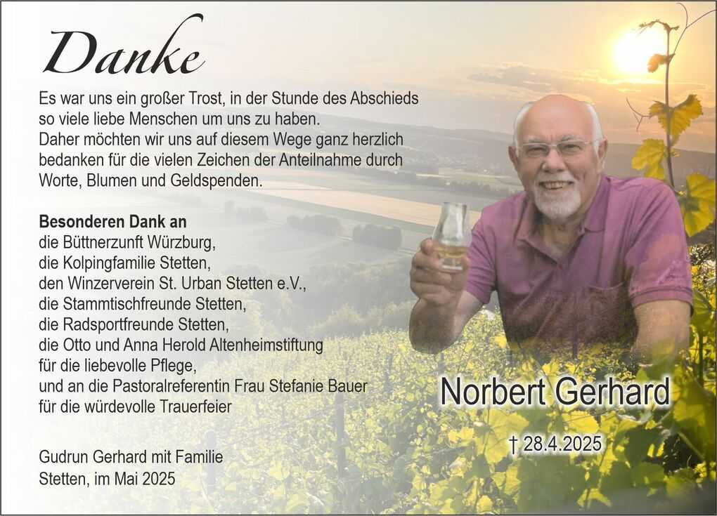 Ein l&auml;chelnder Mann h&auml;lt ein Glas in einer Weinlandschaft, umgeben von Dankestexten auf einem Erinnerungsblatt.