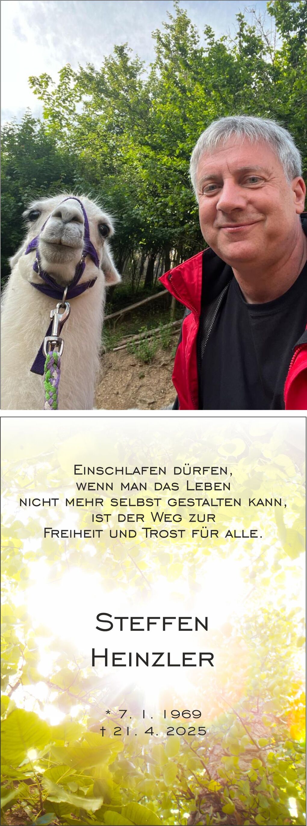 Nahaufnahme eines Mannes mit einem Lama in einer gr&uuml;nen Umgebung, darunter eine Todesanzeige mit einem Zitat.