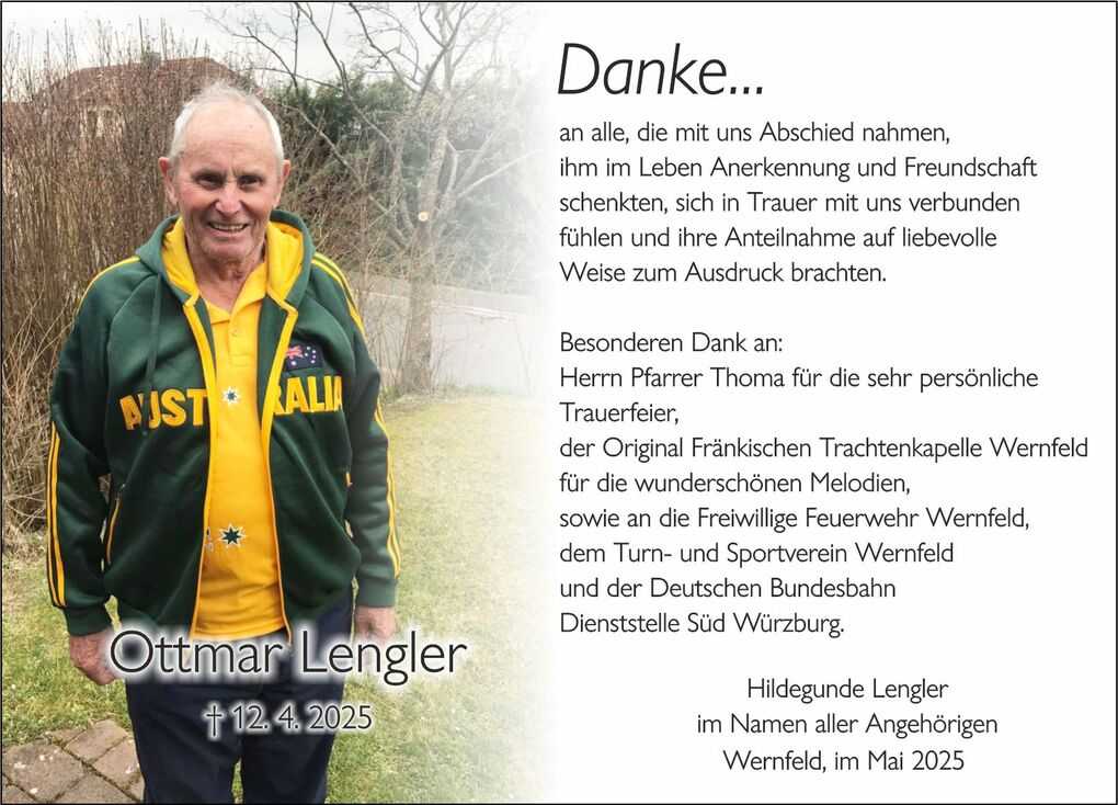 Portrait eines &auml;lteren Mannes in gr&uuml;n-gelbem Australien-Pullover, stehend im Freien vor einem verwachsenen Hintergrund.