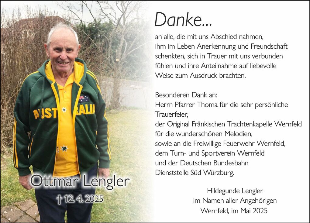 Portrait eines &auml;lteren Mannes in gr&uuml;n-gelbem Australien-Pullover, stehend im Freien vor einem verwachsenen Hintergrund.