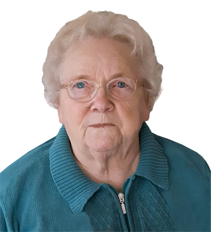 Portr&auml;t einer &auml;lteren Frau mit Brille, die ein hellblaues Oberteil tr&auml;gt, vor wei&szlig;em Hintergrund.