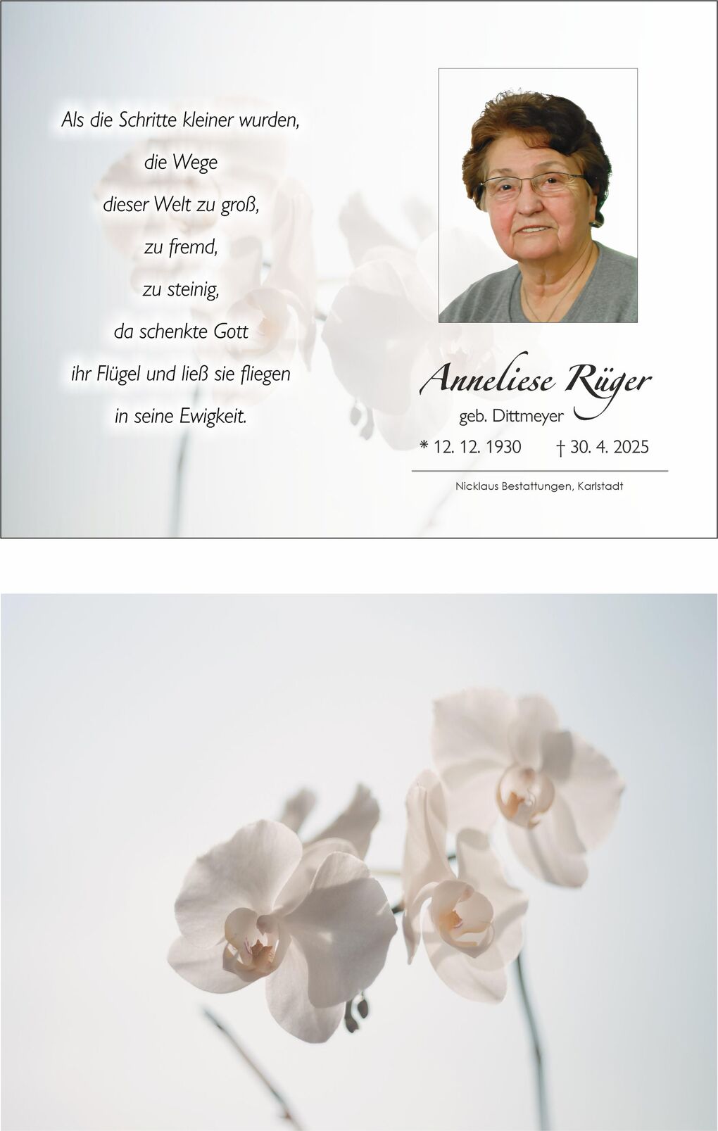Tafel mit Gedenkschrift f&uuml;r Anneliese R&uuml;ger und wei&szlig;en Orchideen im Hintergrund.