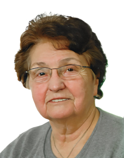 Portrait einer &auml;lteren Frau mit Brille und kurzen, braunen Haaren, die freundlich in die Kamera schaut.