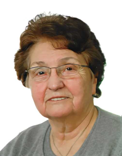 Portrait einer &auml;lteren Frau mit Brille und kurzen, braunen Haaren, die freundlich in die Kamera schaut.