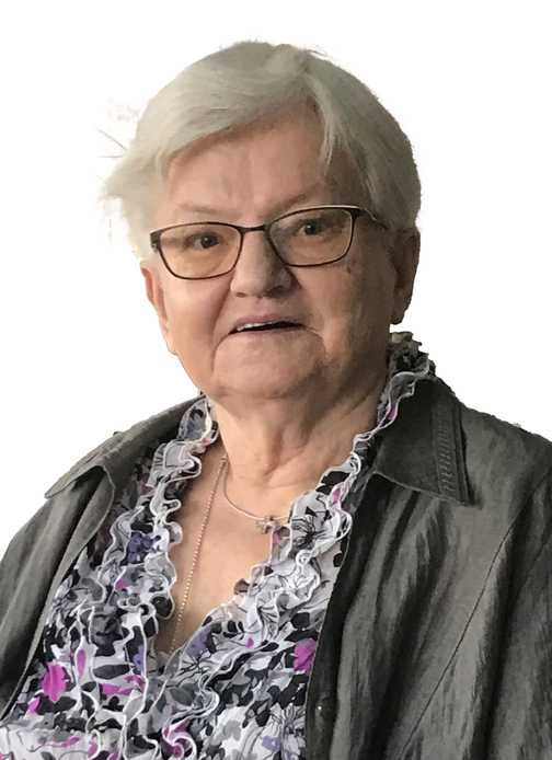 Portr&auml;t einer &auml;lteren Frau mit kurzen, grauen Haaren, Brille und blumigen Oberteil, vor wei&szlig;em Hintergrund.