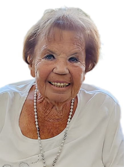 Lächelnde ältere Frau mit kurzen, hellbraunen Haaren, einer Perlenkette und einem weißen Oberteil.