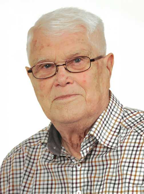 Portr&auml;t eines &auml;lteren Mannes mit brille und einem karierten Hemd, vor hellem Hintergrund.