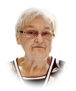 Portr&auml;t einer &auml;lteren Frau mit Brille und kurzem, grauem Haar, vor einem wei&szlig;en Hintergrund.