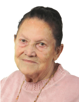 Portr&auml;t einer &auml;lteren Frau mit l&auml;chelndem Gesicht, trug einen rosafarbenen Pullover und eine goldene Halskette.