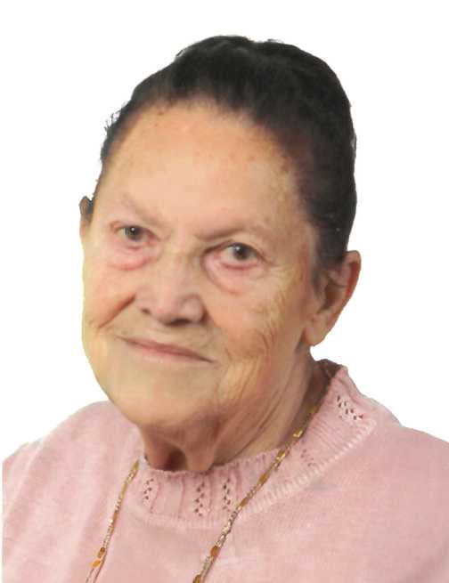 Portr&auml;t einer &auml;lteren Frau mit l&auml;chelndem Gesicht, trug einen rosafarbenen Pullover und eine goldene Halskette.