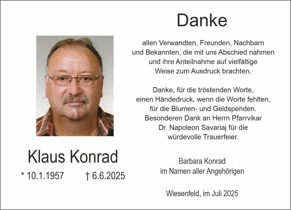 Portraitfoto eines Mannes mit Brille, umrahmt von einem Todesanzeige-Text in Schwarz und Wei&szlig;.