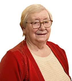 &Auml;ltere Frau mit Brille, l&auml;chelt, tr&auml;gt eine rote Jacke und beige Pullover, Hintergrund ist wei&szlig;.