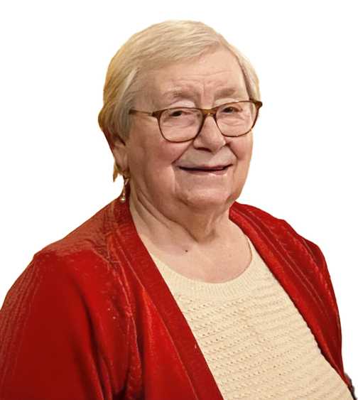 &Auml;ltere Frau mit Brille, l&auml;chelt, tr&auml;gt eine rote Jacke und beige Pullover, Hintergrund ist wei&szlig;.